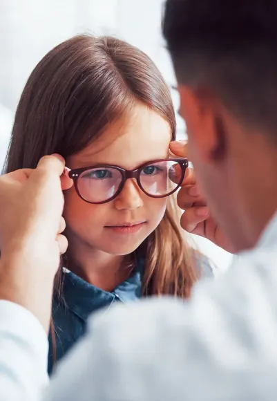 Quy trình đo và cắt kính tại Mắt Kính Tân Á Châu